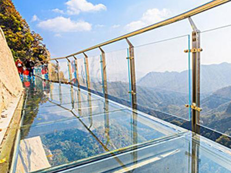 玻璃吊橋受到外國人質疑，不遠萬里來砸橋，結局讓人很無奈